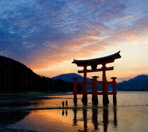 廣島的嚴島神社 (Itsukushima Shrine) 被CNN選日本31個絕美景點。(圖：m.flikie)